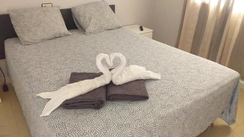 科斯塔德安提瓜Home sweet home的床上有两条毛巾