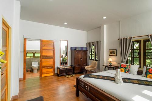 范县Baan innto resort的一间带两张床的卧室和一间浴室