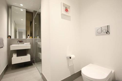 墨尔本Brand New 2BR Apt at Mel CBD的一间带卫生间和水槽的浴室