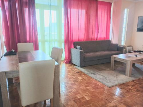 Novi BeogradComfort Apartment的客厅配有沙发和桌子