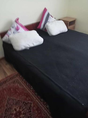 Breaza de SusCasa Marieta的床上有2个枕头