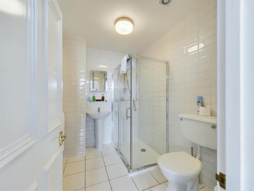 雷丁比奇豪斯酒店的带淋浴、卫生间和盥洗盆的浴室
