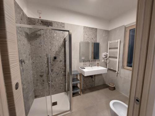 泰尔莫利Residenza Elba - Charme House的带淋浴和盥洗盆的浴室
