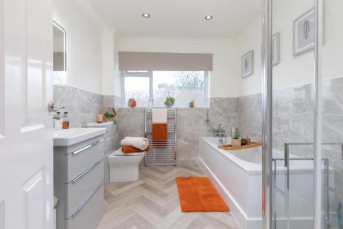 托德莫登Enchanting Haven的白色的浴室设有2个盥洗盆和淋浴。