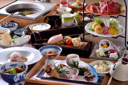 JozankeiJozankei Onsen Yurakusoan的一张桌子上放着许多盘子的食物