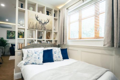 阿什比德拉祖什The Former New Inn的一间卧室配有白色床和蓝色枕头