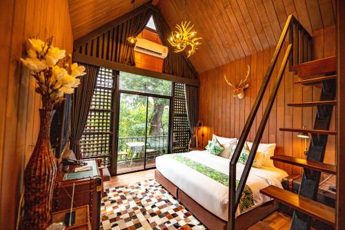 Bang Khon ThiDAMNERNPAWA的一间卧室设有一张床和一个大窗户