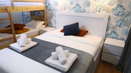 巴库里阿尼Star Villa Bakuriani的客房设有两张双层床,配有毛巾