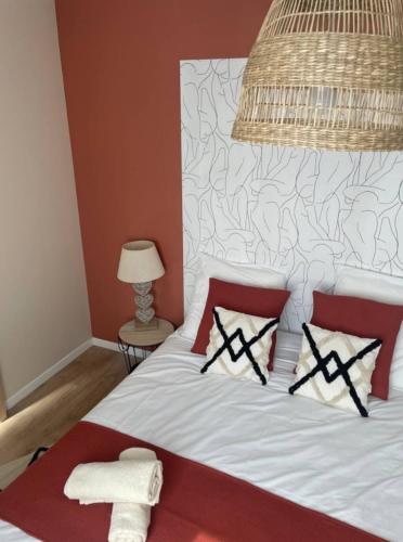 比斯卡罗斯Villa baie du lac lagune的一间卧室配有红色和白色床单
