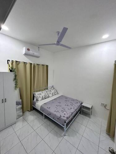 卢穆特Zh homestay teluk batik的卧室配有一张床
