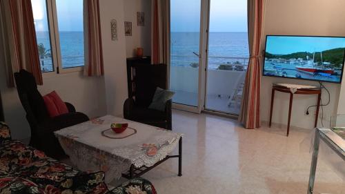 卡拉米洛FeWo Mallorca-ideal - Mercedes的客厅配有桌子,享有海景