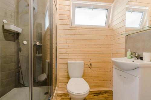 斯图托沃BURSZTYNOWO Ośrodek Wczasowy的浴室配有卫生间、盥洗盆和淋浴。