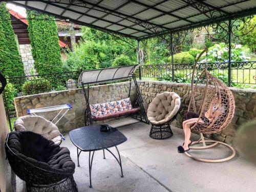 亚列姆切Cottage "Lure"的庭院配有椅子、秋千和桌子