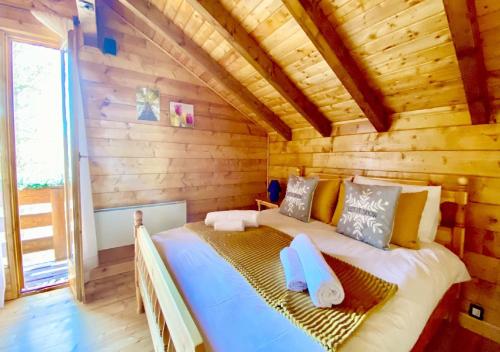 林瓜格洛萨Baita Nord的小木屋内一间卧室,配有一张床