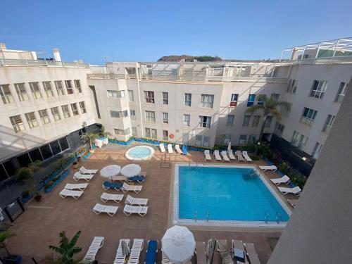 加尔达尔Ático Playa Sardina的享有酒店游泳池的顶部景色