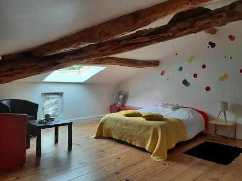 Verlhac-Tescouchambre deux personnes, lit pour Bébé的铺有木地板的客房内设有一间卧室和一张床。