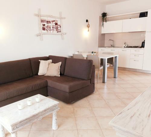 圣玛丽亚Sunset house Cabo Verde的客厅配有棕色沙发和桌子