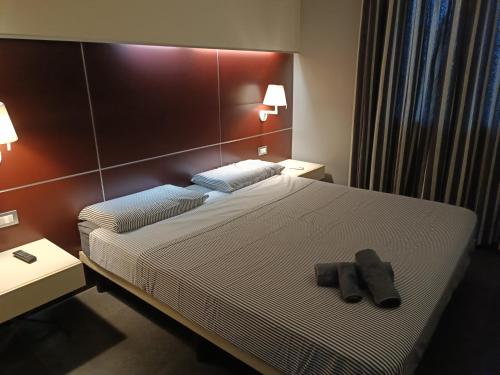 科森扎Suite Apartment Domus Cosenza的酒店客房,配有带两条毛巾的床