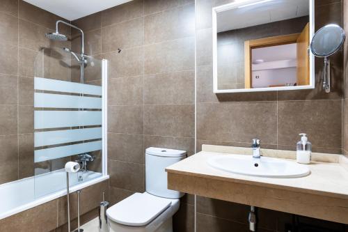 科蒂略Casa Lilia的一间带卫生间、水槽和镜子的浴室