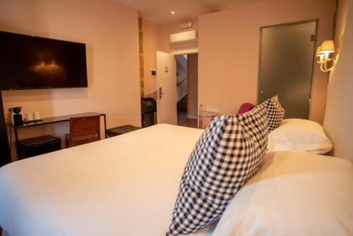 巴埃萨Hotel Carmen Boutique的酒店客房设有两张床和电视。