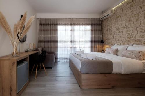 斯达林TEREZAS HOTEL的一间卧室设有一张大床和石墙