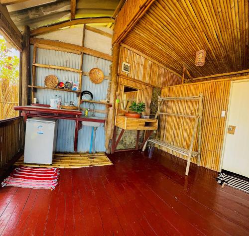 高兰深海海景民宿的一间大客房,铺有木地板,在谷仓里设有一张桌子