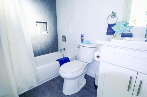 洛杉矶4BR/4BR modern house at Mid-city的浴室配有卫生间、盥洗盆和淋浴。