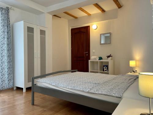 奥赫里德钦格别墅的卧室,卧室配有一张床,卧室位于带门的房间