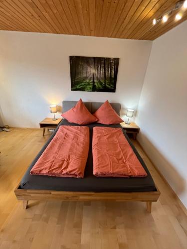 托特瑙Haus am Sonnenberg, Todtnauberg, Ferienwohnung 204, direkt am Skilift-Skipiste, Nähe Feldberg的一张带两张桌子的房间的床位