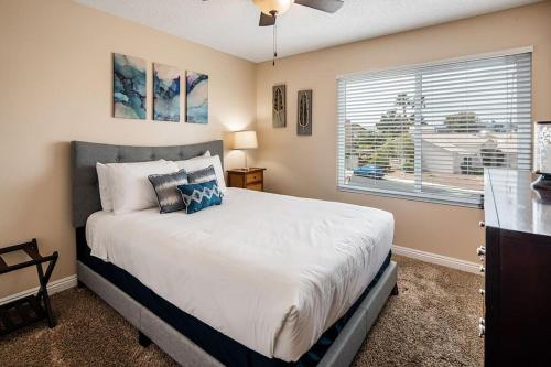 拉斯维加斯Vegas Getaway, Pool, Basket Ball, Games, Cook的一间卧室设有一张大床和一个窗户。
