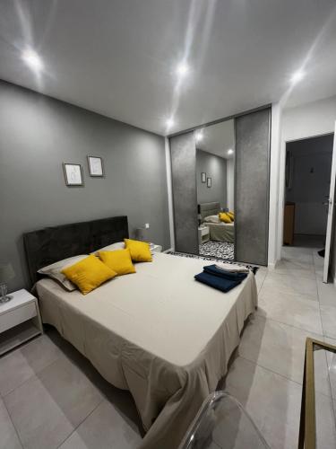 戛纳Superbe Appartement Hypercentre climatisé的一间卧室配有一张带黄色枕头的大床