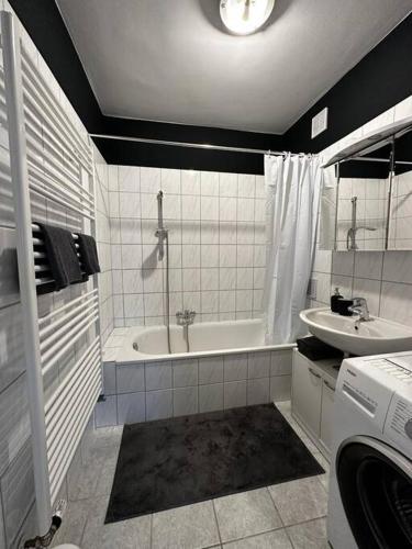 多特蒙德Schöne 2 1/2 Zimmer Wohnung im Herzen von Dortmund的带浴缸和盥洗盆的浴室