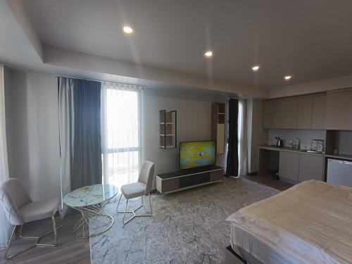 大切克梅杰Avenue guest的一间卧室配有一张床、一张桌子和一台电视。