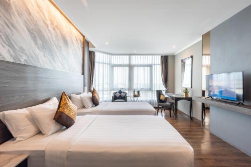 莱卡邦暹罗曼达利纳酒店的酒店客房设有两张床和一台平面电视。