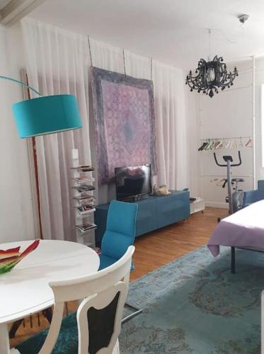 佩萨罗Villa Eclettica A POCHI METRI DAL MARE的客厅配有蓝色的沙发和桌子
