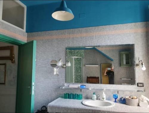 佩萨罗Villa Eclettica A POCHI METRI DAL MARE的一间带水槽和大镜子的浴室