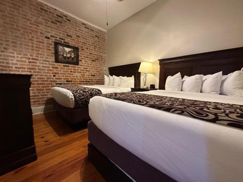 新奥尔良法国区圣彼得旅馆的酒店客房带两张床和砖墙