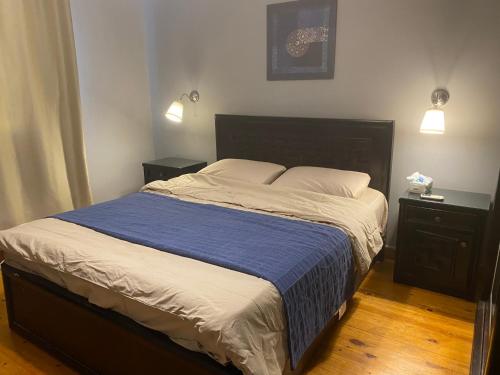 十月六日城A cosy Apartment just for you to relax的一间卧室配有一张带蓝色毯子的大床