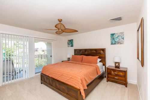 卡波雷Ko Olina Kai New Villa Ohana的一间卧室配有一张床和吊扇