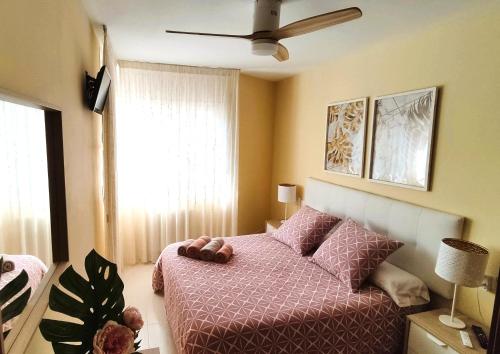 埃勒凡达尔Good Atmosphere Apartment的一间卧室配有一张床和吊扇