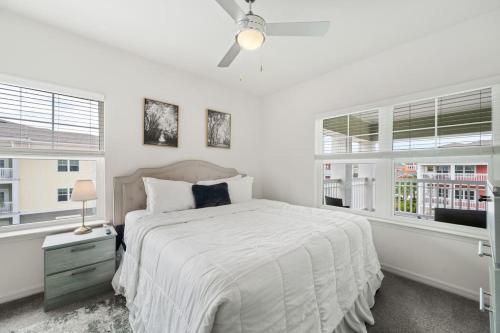 坦帕Lavish 2BR Apartment in Tampa的一间白色卧室,配有床和2个窗户