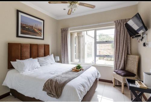 伊登维尔Jewel of Jozi的一间卧室设有一张大床和一个窗户。