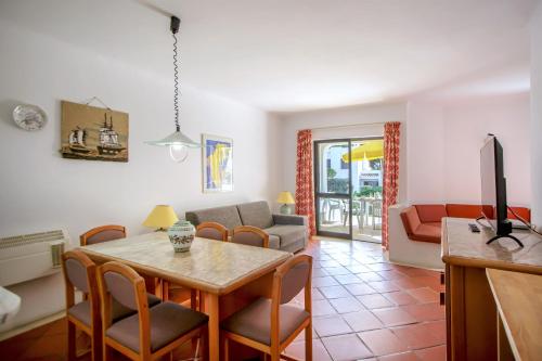 阿尔布费拉巴莱亚高尔夫村庄的客厅配有桌子和沙发