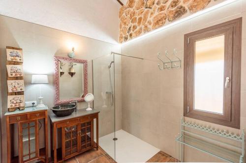 Casa Rural Olavide的带淋浴、盥洗盆和镜子的浴室