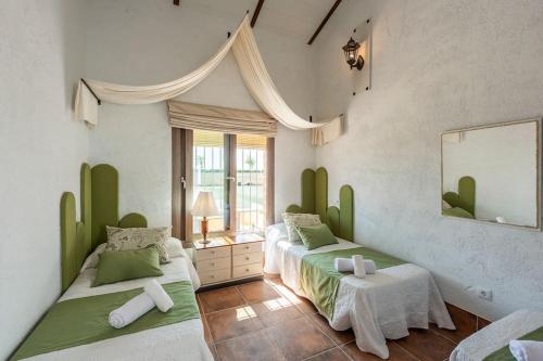 Casa Rural Olavide的一间卧室配有两张床和镜子