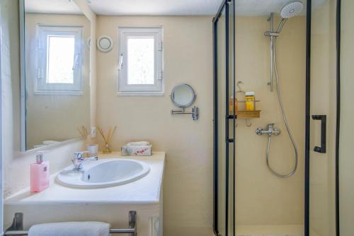 卡罗CHARMANT 2 PIECES DANS VILLA INDIVIDUELLE TERRASSES JARDIN的一间带水槽和淋浴的浴室