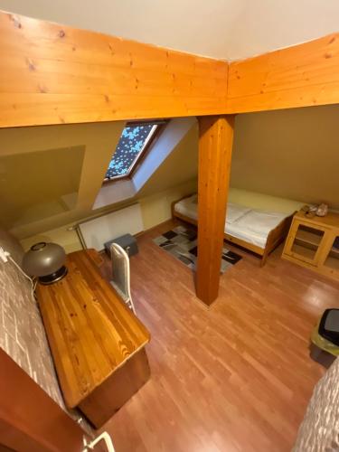 松博特海伊Orsi House的宿舍间享有高空景致,配有1张床和1张书桌。