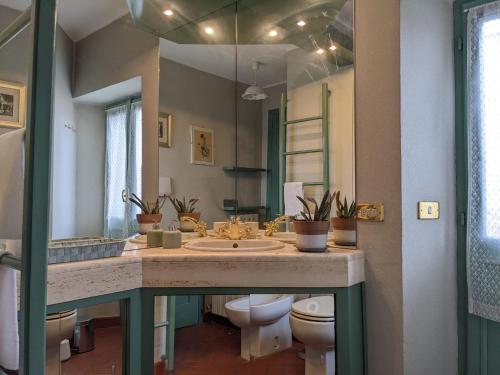 斯特雷萨B&B Il Poggiolo的一间带两个卫生间和大镜子的浴室