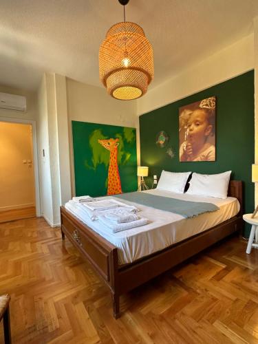 塞萨洛尼基7PocketHouse的一间卧室配有一张带绿色墙壁的床
