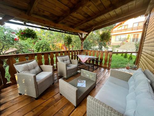 图尔达Sunset Expanse的木制甲板上配有椅子和沙发的庭院